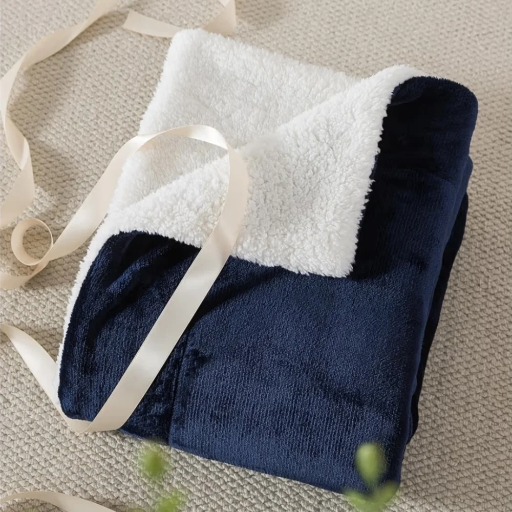 Luxurious Navy and Cream Bedding Set - Picture 6 of 6